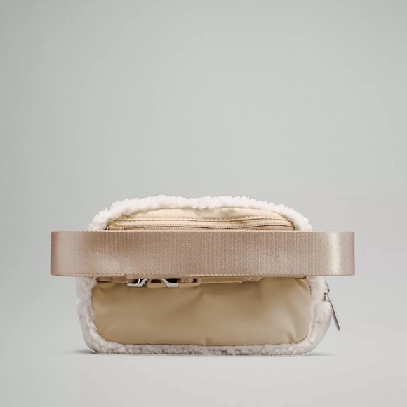 🤍 Ivory / Trench Everywhere Fleece Belt Bag 🤍 - Picture 6 of 14